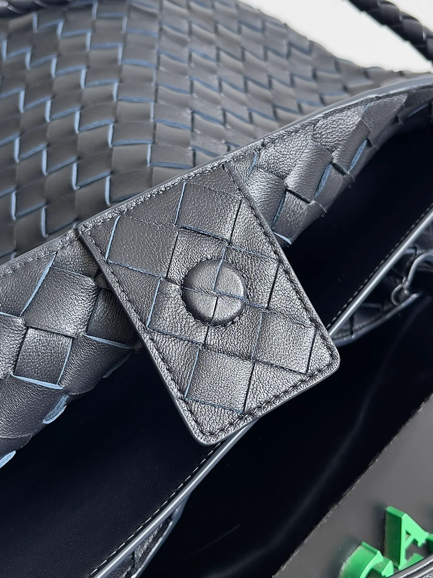 Batch 3760 Recently, the same style of bag that celebrities love is both high-end and practical. Michelle Yeoh, Kim Namjoon, Jing Boran, Tong Liya, Sun Qian, Wu Qianyu, Du Juan, Ma Yili and Bai Baihe are all carrying Bottega Veneta summer series Andiamo handbags. Andiamo has a simple structure and rounded lines. The whole piece is made of Nappa leather. It is comfortable, soft and dynamic. It adds interest to daily life and can be easily matched with various styles. Andiamo handbags are available in three sizes: small, medium and large. There are many colors to choose from, which can meet different needs. You can really carry it whether it is daily or attending events. Style number: 743575 Size: 45*22*34 including handle height 44cm
